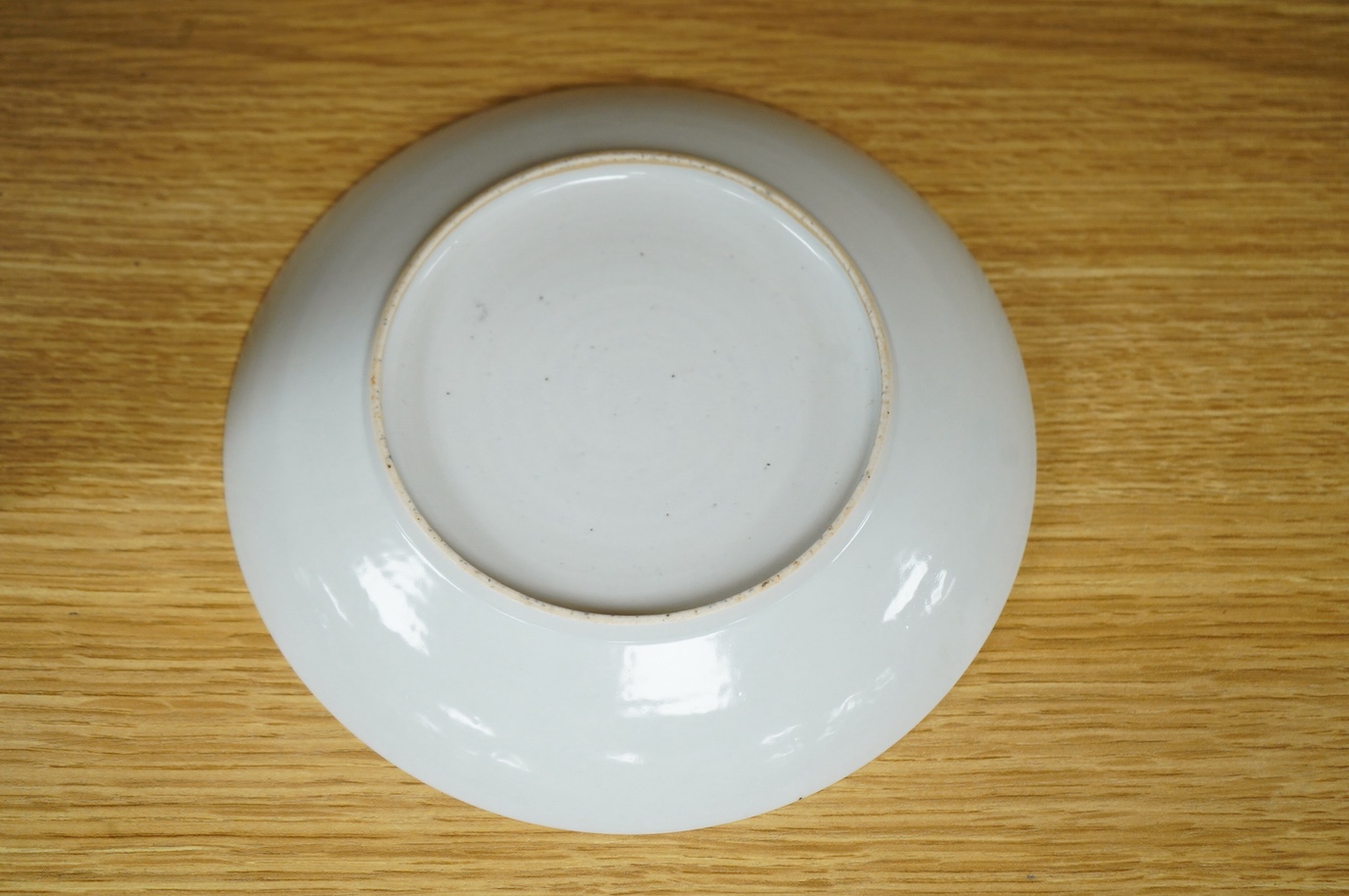A Chinese figural plate made for the European market, 17.5cm